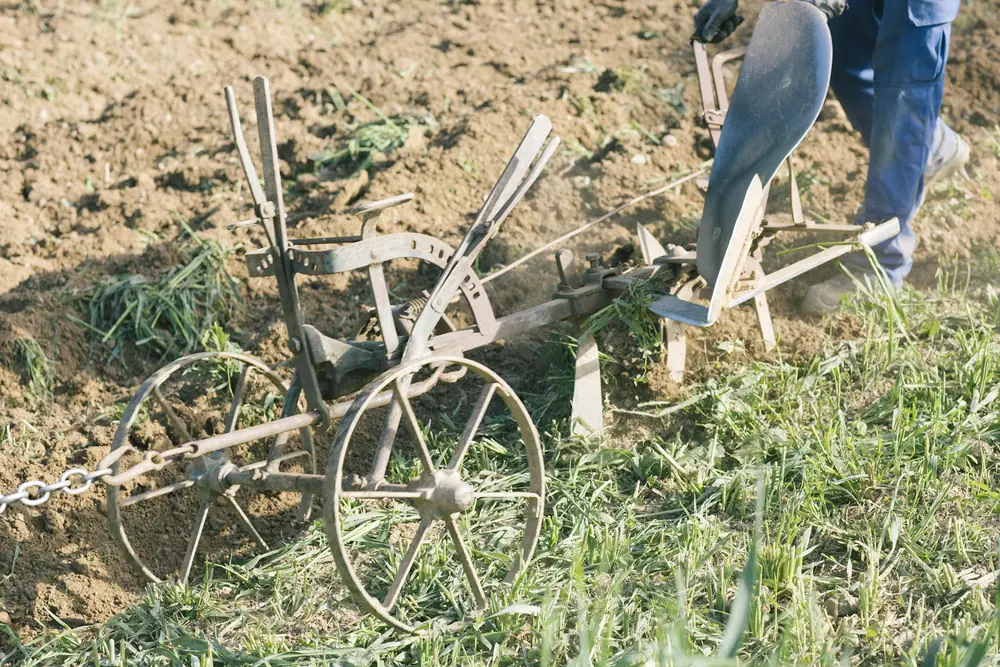 Pflugschar im offenen Ackerboden auf dem SONNWERK-Hof