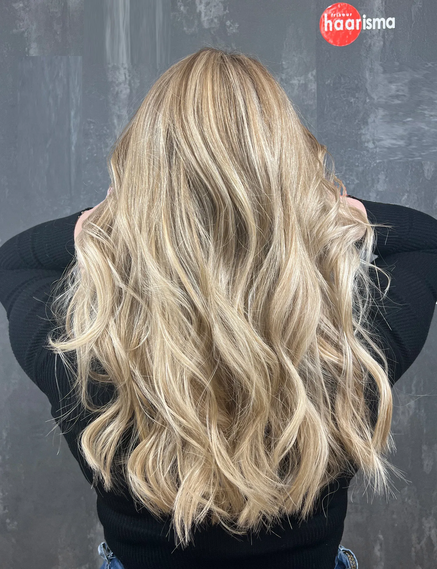 Blonde Balayage mit weichen Wellen