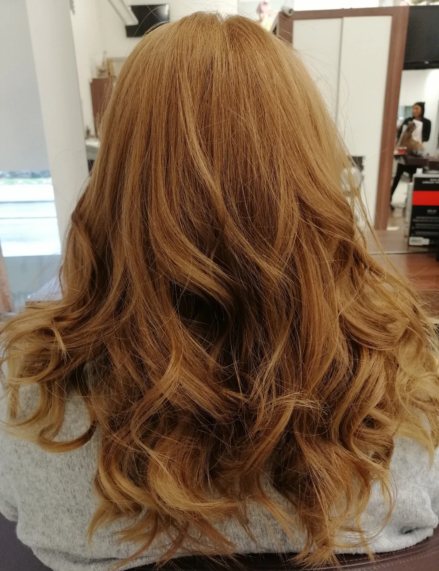 Kupferfarbene Wellen nach einer Coloration