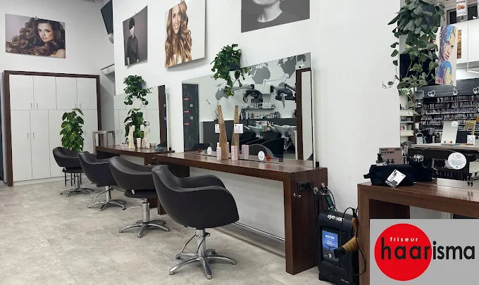 Stylingplätze mit Spiegeln im Haarisma Salon