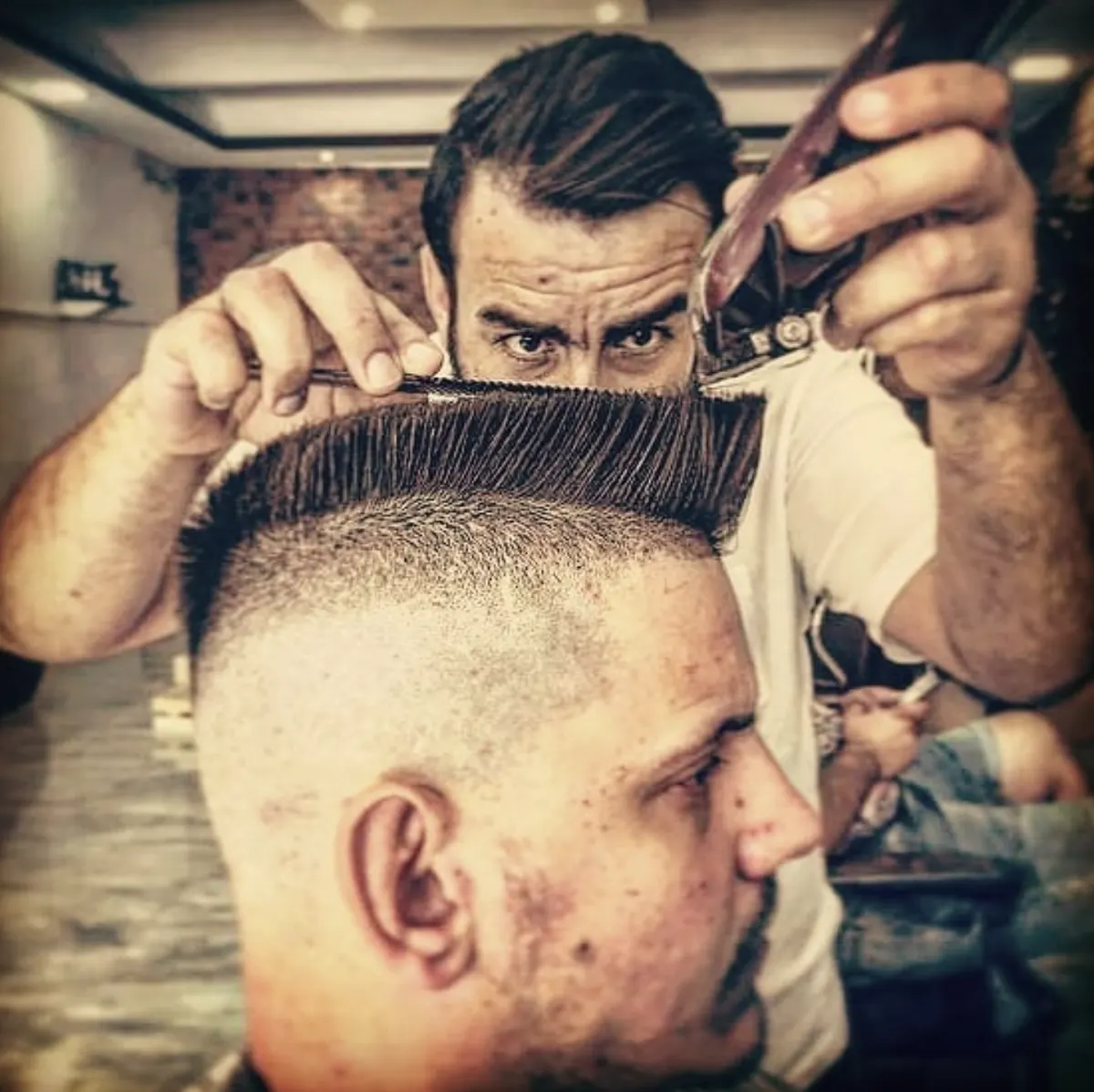 Doko beim Styling eines Pompadour mit Skin Fade