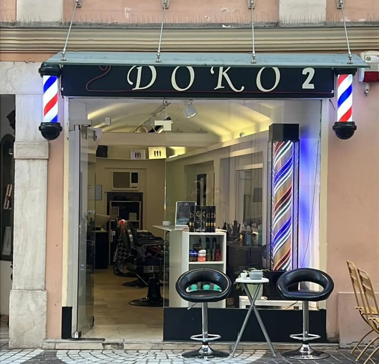 Eingang von DOKO 2 in der Kramergasse mit zwei Barber-Poles