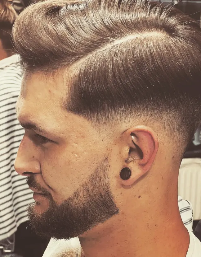 Seitenscheitel mit Low Fade und gepflegtem Bart