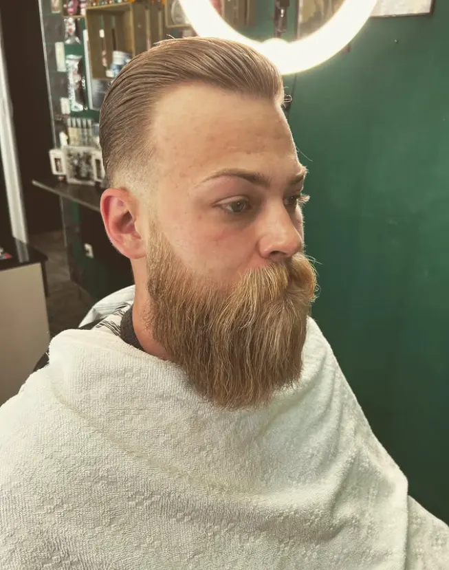 Slick Back mit langem, geformtem Vollbart